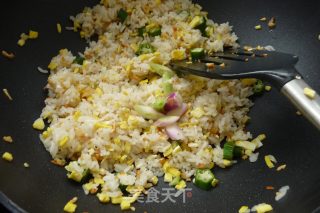 金蒜炒饭的做法步骤：9