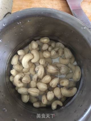 腰果拌芹菜的做法步骤：1
