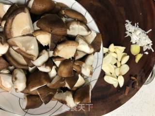 油焖香菇的做法步骤：1