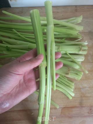 芹菜苔炒土豆丝的做法步骤：1