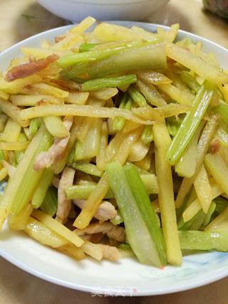 芹菜苔炒土豆丝的做法步骤：6