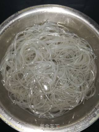 简易酸辣粉的做法步骤：1