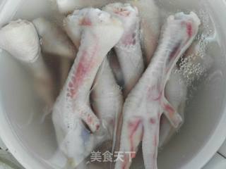 眉豆花生煲鸡脚的做法步骤：1