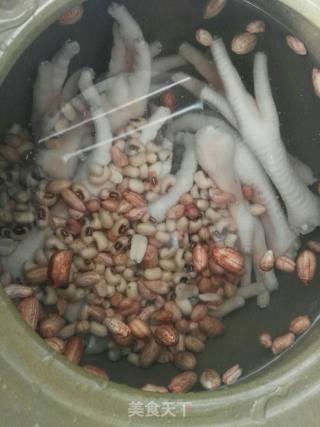 眉豆花生煲鸡脚的做法步骤：3
