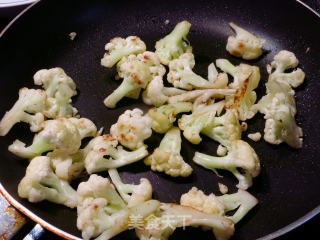 干锅咸蛋白花菜的做法步骤：2