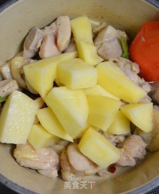 CoCoLc的私菜食谱经－－干锅九层塔鸡肉薯块【肉桂罗勒版】的做法步骤：5
