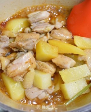 CoCoLc的私菜食谱经－－干锅九层塔鸡肉薯块【肉桂罗勒版】的做法步骤：8