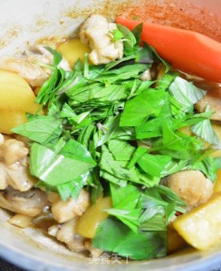 CoCoLc的私菜食谱经－－干锅九层塔鸡肉薯块【肉桂罗勒版】的做法步骤：11
