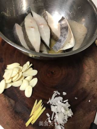 香煎比目鱼的做法步骤：1