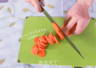 宝宝辅食—胡萝卜木瓜牛奶羹的做法步骤：2