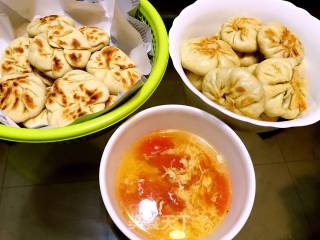 双色馅饼和番茄汤的晚餐的做法步骤：13