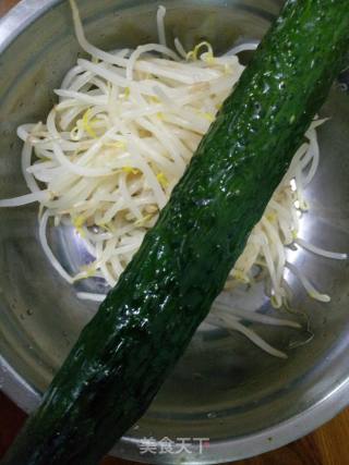 凉拌翡翠白玉条（凉拌豆芽黄瓜）的做法步骤：1