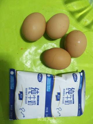 电饭锅版蛋糕的做法步骤：1