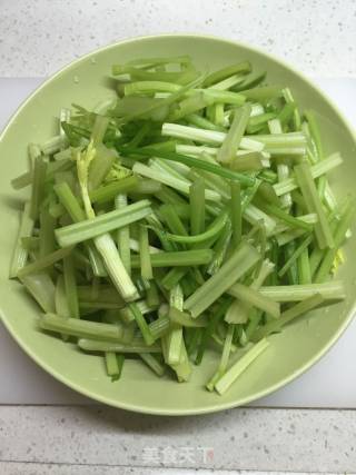 小芹炒广式腊肠的做法步骤：1