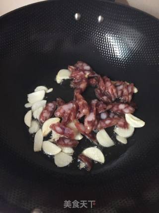 小芹炒广式腊肠的做法步骤：3