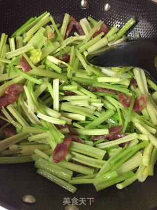 小芹炒广式腊肠的做法步骤：4