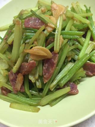 小芹炒广式腊肠的做法步骤：5