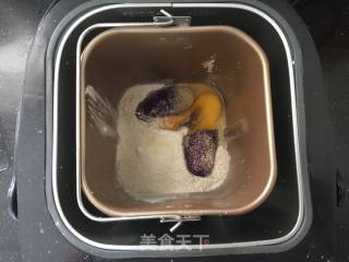 黑加仑紫薯软欧的做法步骤：4