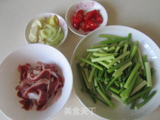 蒜薹爆鸡胗的做法步骤：1