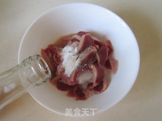 蒜薹爆鸡胗的做法步骤：2