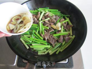 蒜薹爆鸡胗的做法步骤：8