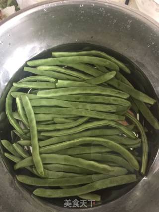 干煸豆角的做法步骤：1