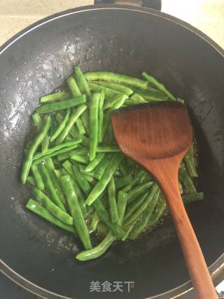 干煸豆角的做法步骤：2