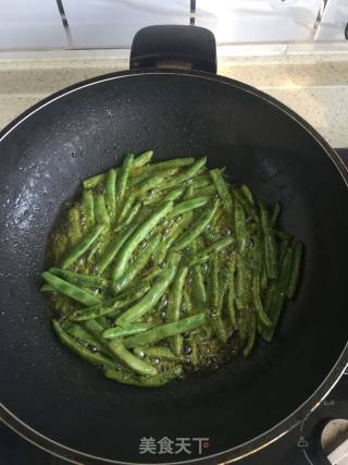 干煸豆角的做法步骤：3