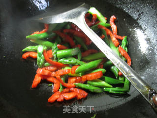 红椒芦笋炒猪肚的做法步骤：3