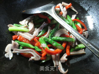 红椒芦笋炒猪肚的做法步骤：4