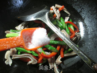 红椒芦笋炒猪肚的做法步骤：5