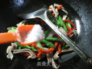 红椒芦笋炒猪肚的做法步骤：6