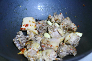 剁椒红萝炖老鸭的做法步骤：3