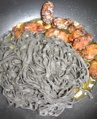 CoCoLc的私菜食谱经－－罗勒腊肠意式黑珍珠面【肉桂罗勒版】的做法步骤：6