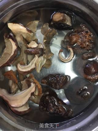 胡萝卜双菌猪肉饺的做法步骤：1