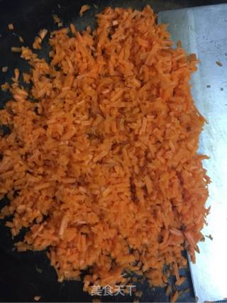 胡萝卜双菌猪肉饺的做法步骤：2
