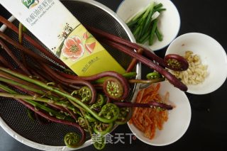 虾干炒蕨菜的做法步骤：1