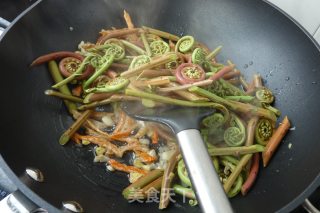 虾干炒蕨菜的做法步骤：5
