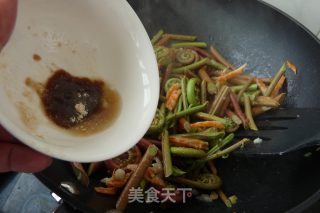 虾干炒蕨菜的做法步骤：6