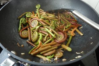 虾干炒蕨菜的做法步骤：7