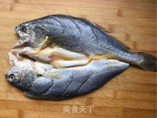 香烤孜然黄花鱼的做法步骤：1