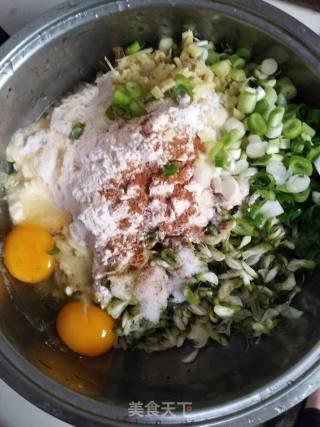 香煎槐花饼的做法步骤：2
