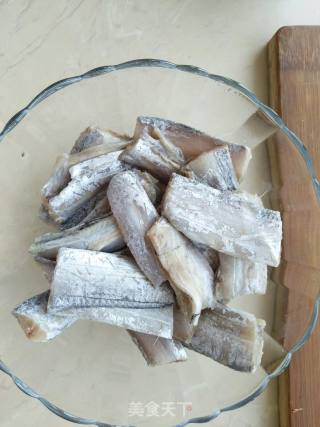 香酥炸带鱼的做法步骤：1