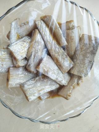 香酥炸带鱼的做法步骤：3