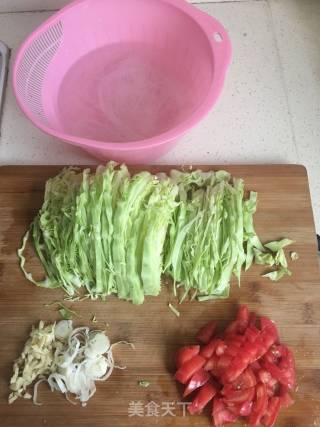 圆白菜炒粉丝的做法步骤：1