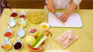 最正宗的韩式辣味脱骨鸡爪的做法步骤：1