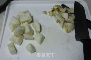 冰糖雪梨炖枇杷的做法步骤：2