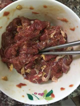 苦瓜炒牛肉——苦瓜不苦的小方法的做法步骤：1