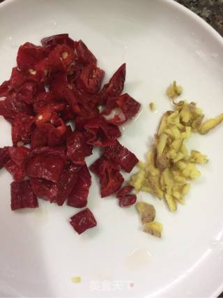 苦瓜炒牛肉——苦瓜不苦的小方法的做法步骤：2