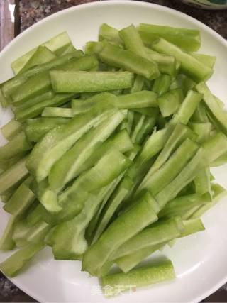 苦瓜炒牛肉——苦瓜不苦的小方法的做法步骤：3